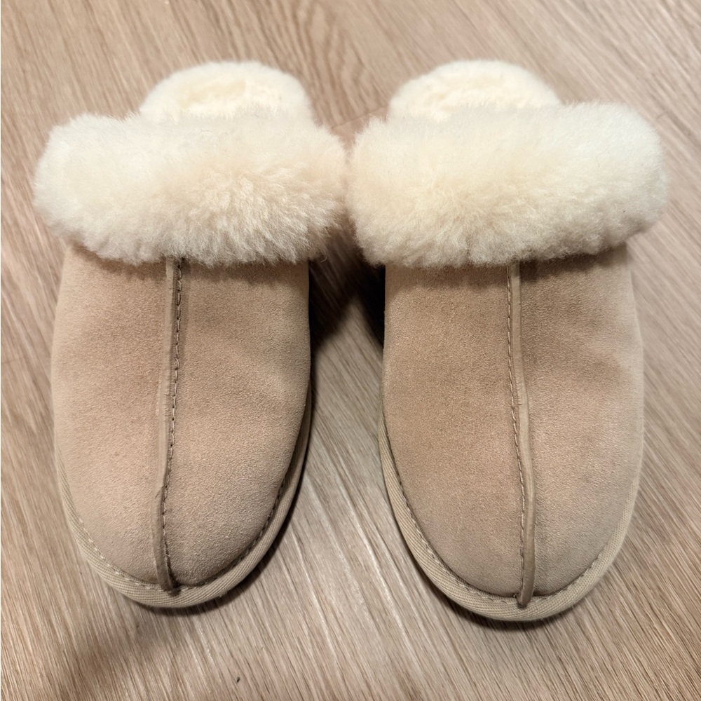 Ugg Scuffette II Slippers in Sand Size 6 Worn Couple Times Indoors
